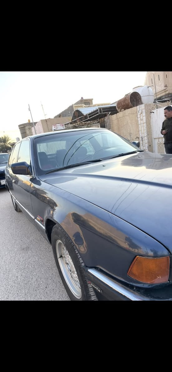 BMW 735 i اصل بليته وسنويه.
رقم بغداد نكليزي بسمي سنويه 2028 
مكينه وكير وحداديه. وكهربائيات كلها بشرط 
جاهزه خير من الله  مكاني محموديه بيع مستعجل  السعر45 وبيها مجال 
***********
