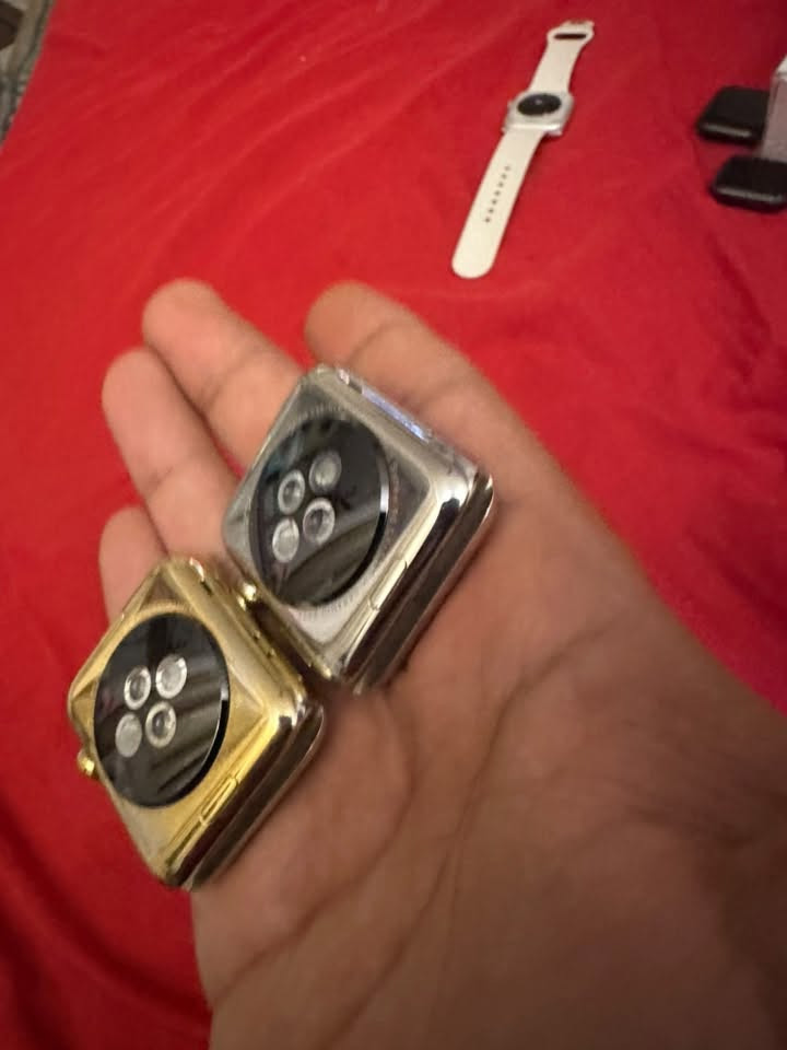 ساعتين ابل الجيل الثاني قياس 42mm  
الاولى طلاء ذهب نسخه خاصه
الثانيه تيتانيوم نسخة خاصه
شغالات مقفولات ايكلود طريقة فتحهن كلش بسيطه اهل التليفونات يعرفون متكلف عشرين الف

سعر الوحده 55 الف 

بطاريه 100‎%‎

يوجد توصيل
***********
