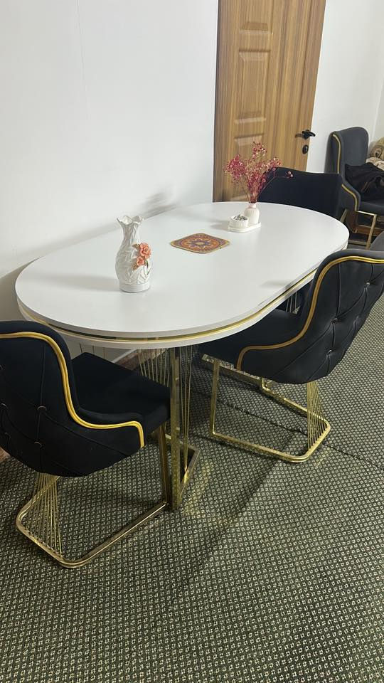 السلام عليكم 

ميز طعام + 6 كراسي جديد اسخدام شهر 

هو والكراسي قاعده حديد شي درجة اولى

باب بلاستك + قريوله حديد + مهد طفل 

جديد ما مستخدم + دوشك 220*180 ارتفاع 33 سم

طبي نفرين ودوشك تفر ارتفاع 25 سم 

الاسعار قيم بما يرضي الله واخذ

***********واتساب
