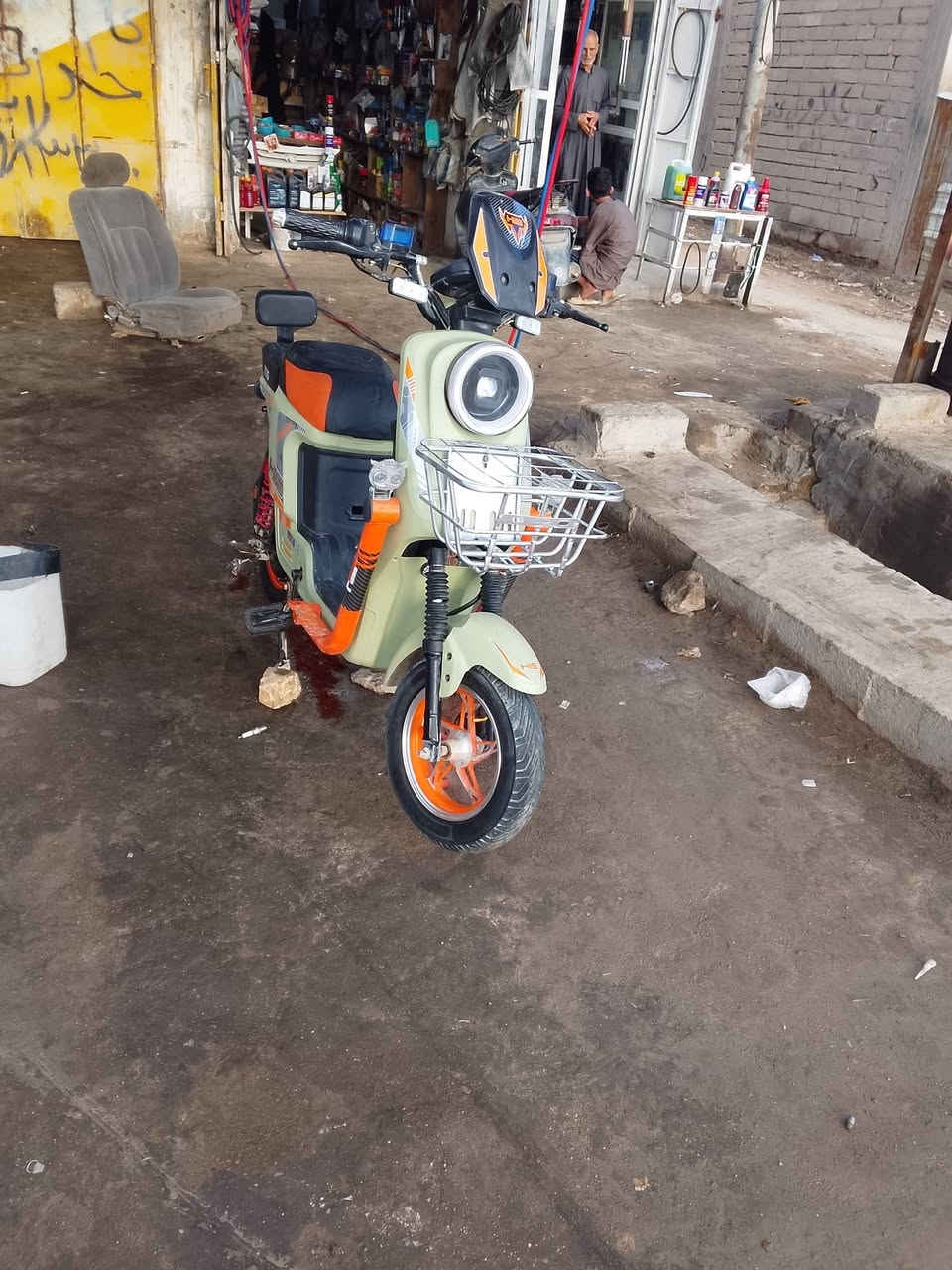 السلام عليكم شباب درجة شحن للبيع شغال كلش مابيه شغل وطلع بدراجه خمس بتريات بيه سرعه ١٠٠درجة مامستخدمه هواي اقل الشهر مكاني قضاء الكرنه بني منصور السعره 500وبيه مجال لى طيبين رقم الهاتف واتساب ***********
