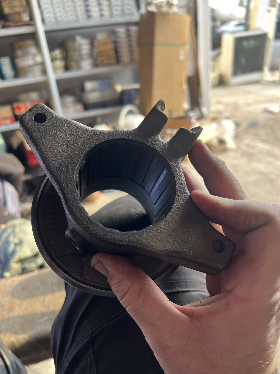 السلام علیکم اخوان انی عندی بولبرین کلیج  جدید سکانیا اصلی شرکە صنع شرکە فالیو
*********** واتساب 
توصیل موجود
