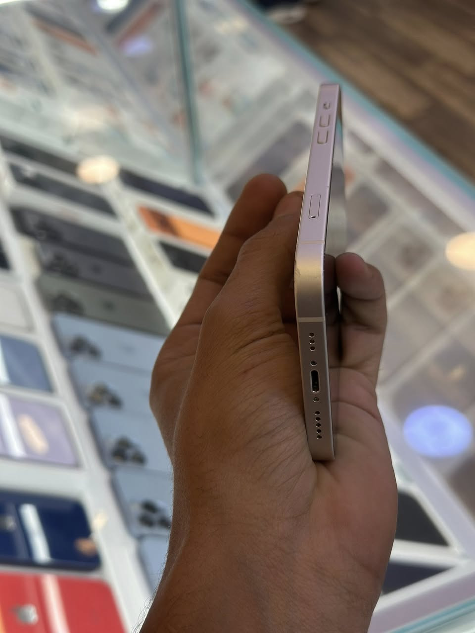 iPhone 13 العادي
اللون ابيض 

ذاكره 128 

بطاريه 89 

دبل سيمكارت

الجهاز كلش نضيف واستخدامه قليل ودبل مو تكككك 

 العنوان العامريه شارع المنظمه ركن شارع محطه الغاز 

للتواصل واتساب ***********

