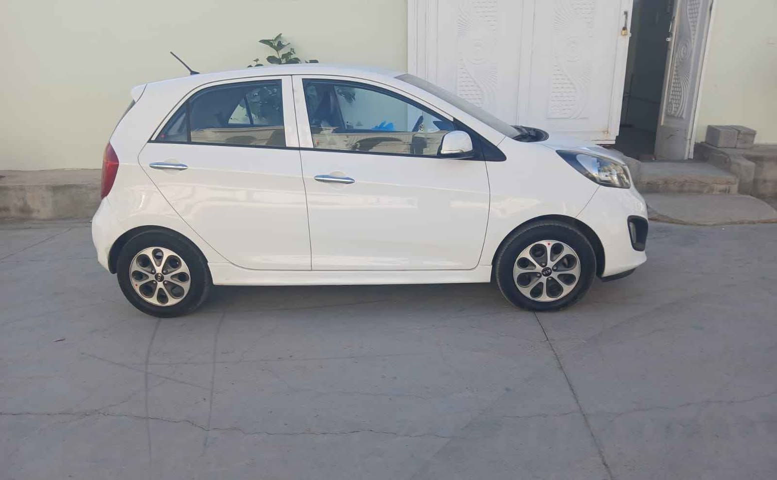 <<  كيابيكانتو >>    KIA شكل جديد نفخ 
ابودمار..موديل سيارة [[ 2013 ]] والسيارة ماشية (( 84 )) فقط الف كيلومتر حقيقي علوضع الشركة.
-أتصال علرقم//***********
-مكان سيارة كركوك.
-سعر السيارة (( 81 )) ورقة وبي مجال.
- المنشأة السيارة صناعة كوري. 
 -رقم سليمانية دولي جديد وسنوية مجدد لحد سنة 2030 شرط التحويل.
-لون السيارة(( أبيض ثلجي ))
-مواصفات السيارة وارد خليجي...كير أوتوماتيك.. مكينة اربعة سلندر المرغوب مامفتوح علبلاد...تبريدثلج..وتدفئة..سويج جداحة عدد×٢ قفل مركزي سنترلوك...كشنات نصف جلد بلاد...داخل السيارة مطعم مشمشي...ويل كروم حجم اطارات١٤ جديد...مانع ضباب..جامات كهرباء..مرايات كهرباء...تحكمات طرفين بلستيرن..بلوثوث..اواكس...ستوب لايت..يدات نيكل...مرايات شفط...يو بي أس...جنح علصندوق بلادي...وكشن جك...أسبير جوكر علشركة...دوسات سبورت بلاد. كركوك, العراق

