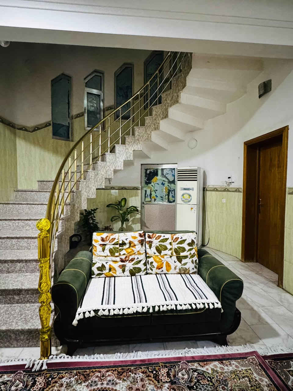 بيت للبيع في منطقة الحيدرية
-فرع اسواق السلة الذهبية
-مساحة 200م
-طابقين
-بناء نظيف
لمعرفة باقي التفاصيل الأتصال على الرقم التالي:
***********
او زيارة مكتب المستشار للعقارات
-شارع باتا / قرب سونار الدكتور ميثم صبيح
