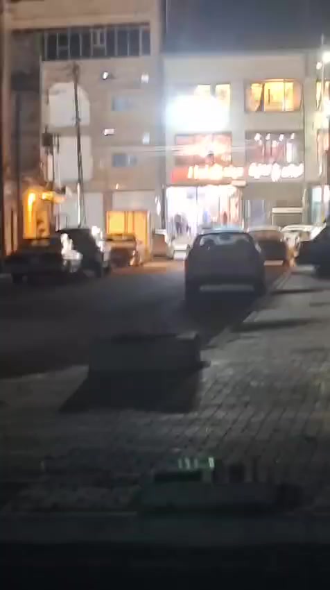 بيت تجاوز جديد مكانه التنومه شارع رقم 2 خلف حديقه الحيوان مساحته 80 متر
يتكون من غرفتين وهول وحمام ومطبخ وتواليت
***********
