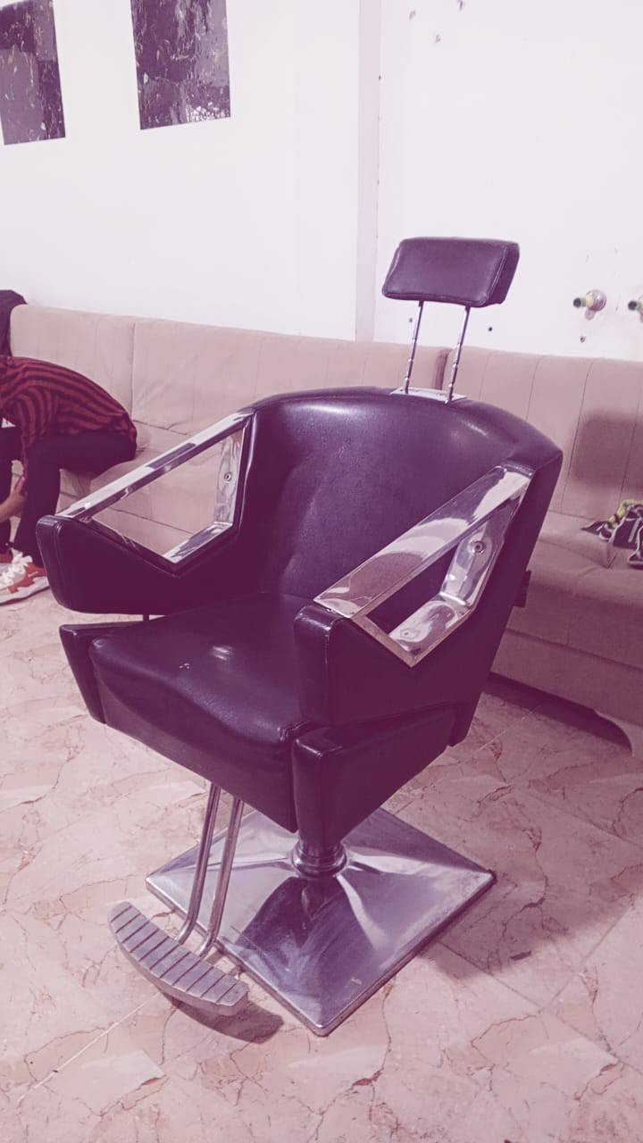 ديكور حلاقه مستعجل ع بيع ورجائن لموه شراي لايراسلني كرسي حلاقه سعره 130قفل مرايه زائد ميز طويل مترين سعر 100 مكاين ستخدام بس شهر ثنينهن ب100  ورجائن لموشراي لايجي يعاملني موجود وتساب فقط ***********
