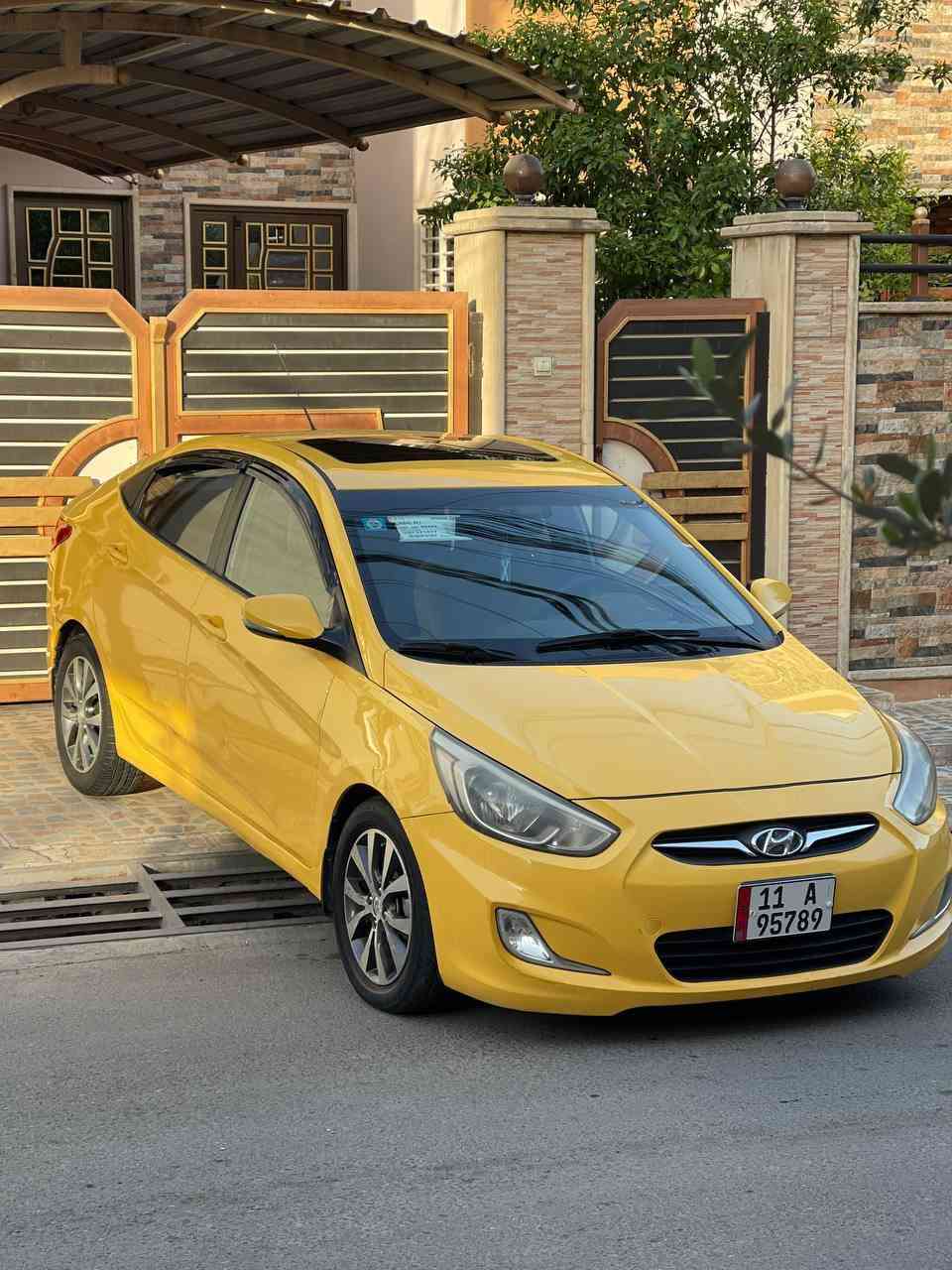 السلام عليكم 
سياره اكسنت للبيع 2015 فول مواصفات 
فتحته سقف 
تحكمات استيرن 
مري كهرباء 
السياره طخمها جديد 
وتأتيراتها جدد 
قبل سبوع 
ادامه كامله 
محرك 16دوش 
جديد مال كصه 
راديتر هليوم فتحتها وشيشتها 
سياره نظيفه وكاعده 
والباقي المواصفات مال 15معروفه 
رقمها بغداد ابسمي تحويل ثاني يوم 
عليها منظومه غاز جديده 
كبل شغل واطلع 
رقم الهاتف ***********
سعرها خابر وتدلل
