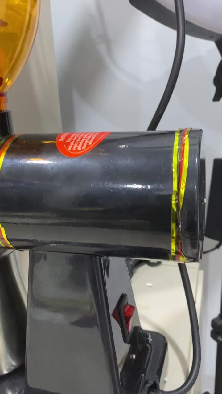 مطحنة القهوة الكهربائية الاحترافية (Model 600N تحكم دقيق بالطحن: تحتوي على 8 مستويات قابلة للتعديل، تتيح لك اختيار درجة النعومة المناسبة، من الطحن الناعم للإسبريسو إلى الخشن للقهوة المقطرة (V60).
أداء سريع وقوي: مزودة بمحرك بقوة 180 واط يوفر سرعة طحن عالية تصل إلى 150 جرام في الدقيقة، مما يوفر وقتك وجهدك.
جودة عالية: تتميز بتروس طحن (Burrs) مسطحة مصنوعة من الفولاذ المقاوم للصدأ لضمان طحن متجانس يحافظ على نكهة القهوة الأصلية.
تصميم عملي: خزان حبوب (Hopper) شفاف بسعة 250 جرام، مع نظام حماية ضد التحميل الزائد لضمان سلامة المحرك.جديده السعر 250 الف


**إذا كنت صاحب هذا الإعلان وتريد حذفه لأي سبب، رجاءا أرسل رسالة إلى الدعم الفني**