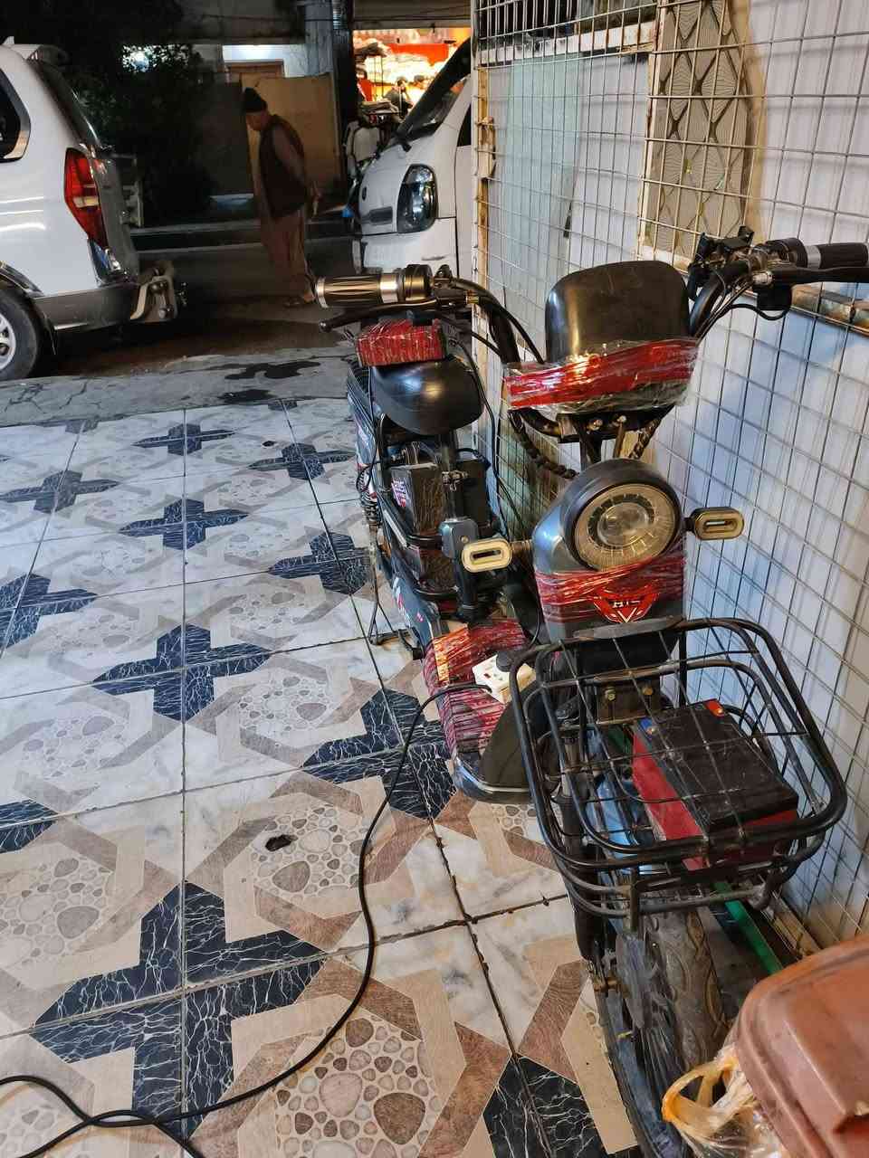 سلام عليكم دراجه شحن للبيع للبطاريه نص عمر غير البطاريه الدراجه كامل سماعه بلوتوث دبل اشاره لايتات بريكات خلفي امامي كله شغال الله شاهد الدراجه نضيفه والبطاريه نص عمر يعني تمشيك اربع اشهر خمسه وبدلهن الدراجه رايده 225 قفلها 200 رجان وبدون حراج المو شراي لايتعب روحه ويتعبني مكاني بغداد صليخ الرقم *********** وتساب فقط
