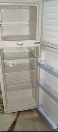 ثلاجة ١٢ قدم • نظيفه • مولد ١٠ أمبير