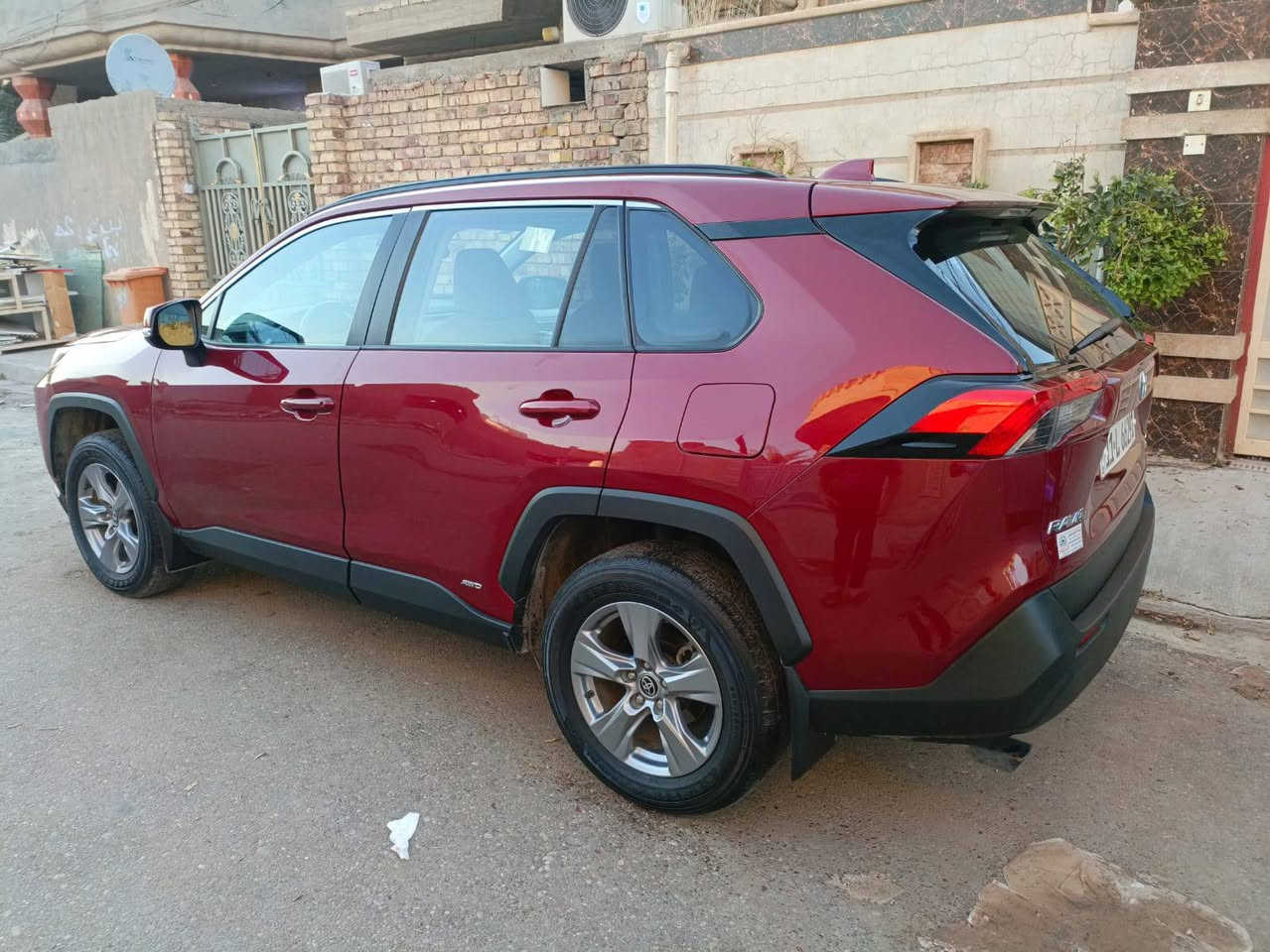 السلام عليكم
‏راف فور ( هايبرد )
‏وارد (امريكي)
‏2022
‏لون/ احمر 
‏فئت / X.L.E 
‏5 راكب 
‏قطعتين تبريد 
‏شاشه 
‏كاميرا
‏نقطه عمياء بالمري
‏تحديد مسار 
‏مثبت سرعة 
‏محرك /2500
‏4 سلندر
‏اوتو هولد
‏سايد بيرك كهربائي 
‏4 انضمه قياده 
‏كير/6 نمر 
‏مانع تزحلق 
‏حساسات بالجام 
‏كشن السائق كهربائي 
‏لون الداخل (ابيض/رصاصي)  
‏عنواني: صلاح الدين/ قضاء بلد  
‏للاستفسار. السعر. 210
‏***********
