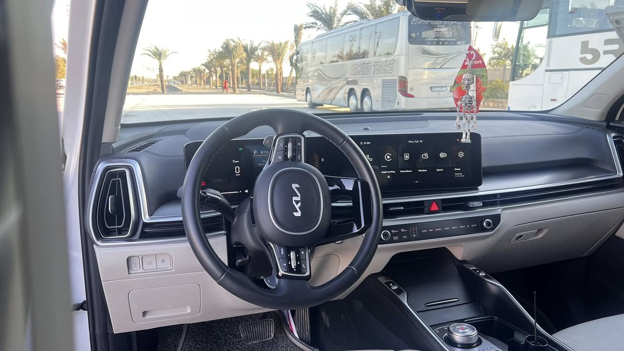 السلام عليكم سورنتو 25هايبرد وارد امريكي اربعه سلندر مكينه 1.6Tفول مواصفات ما عدا البنرامه ضربته قليل جدا في البنيد للتواصل على هذا الرقم ***********
