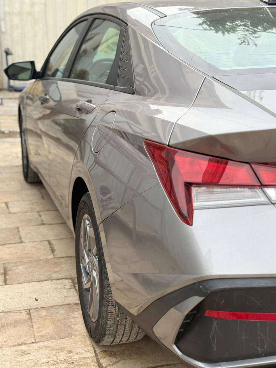 السلام عليكم النترا ٢٠٢٤ وارد أمريكي بدون رقم منفيس ب أسمي حادثها مثل ما موضح بالصور بدون تبديل السيارة كلش جديده 
مواصفات نص فول الداخل رصاصي 
السعر ١٤٥ وبيها شي بسيط 
رقم ***********
