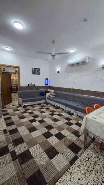 السلام وعليكم بيت طابقين ونص يتكون من 5غرف نوم استقبال مطبخ 4 حمامات حولي مناور عدد2 واجهه حجر داخل سيراميك البيت كلش جديد مساحته ١٥٠ واجه ٧ونص مكان الهياكل عقداء قريب علسريع السعر ٤٠٠ مليون وبي مجال قليل رقم صاحب الدار ***********
