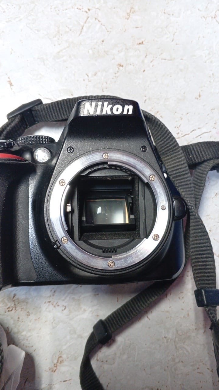 السلام عليكم نيكون d80 شغاله ومابيها اي خلل ملحقات كامله شاحنه بطاريات 2 حزام نقص عدسه فقط 