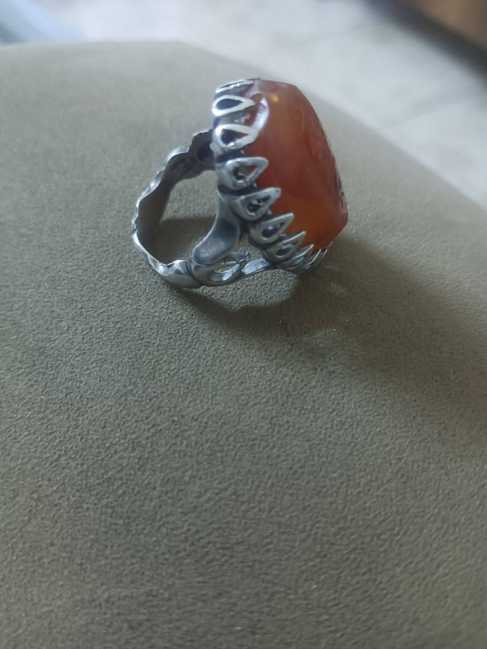 محبس فضه ثقيل شذرة يماني قديم مخطوط مع محبس فضة داير ذهب عيار 21 وزن الذهب أكثر من غرامين شذره نيشابوري قديم للبيع ***********
