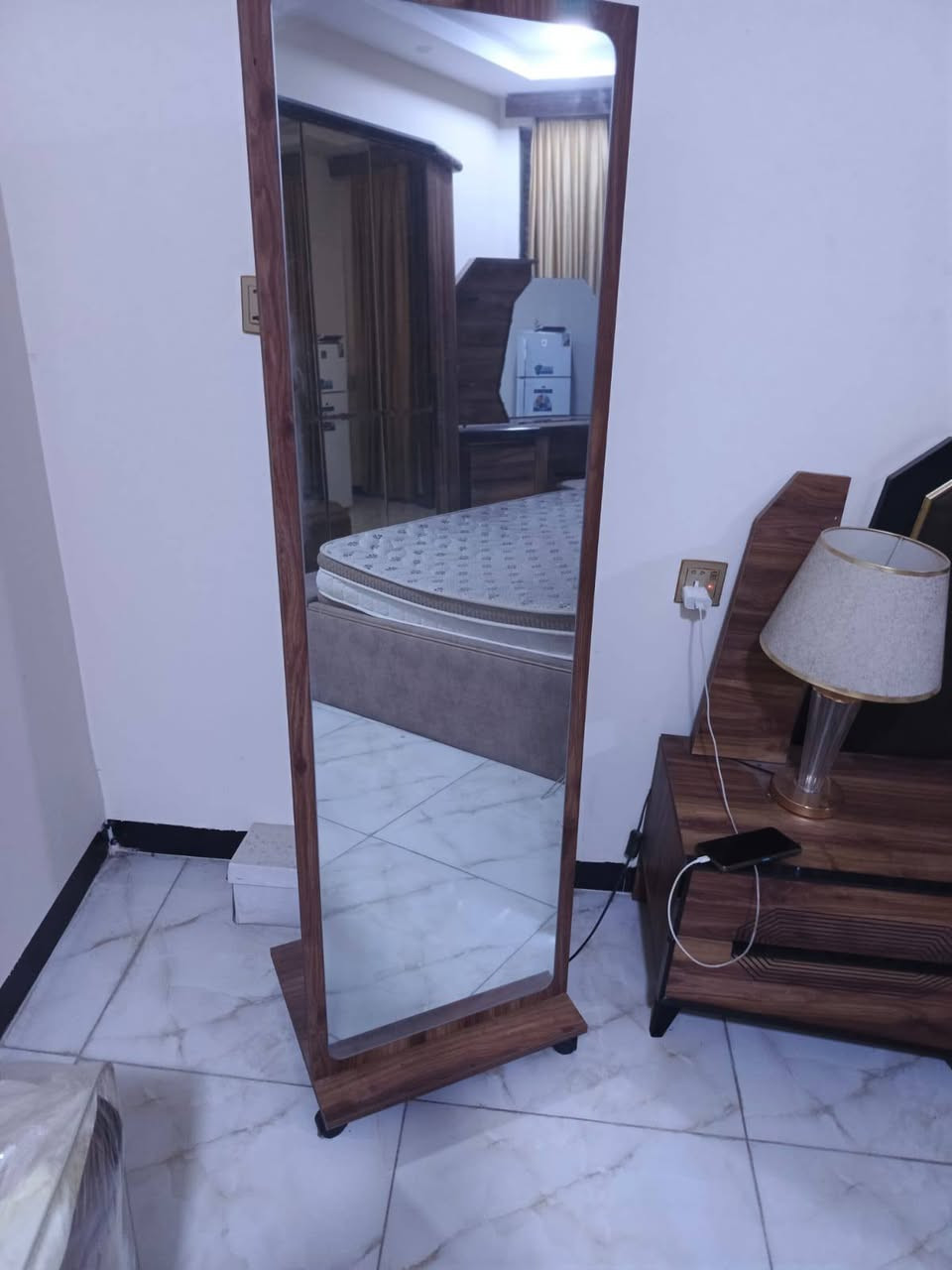 غرفه تركيه 9 قطع كنتور+ ميز تواليت ضوء LEDكنتور بيبان عدد6 + جربايه+ شالزونه+ ميز تواليت+ طابوريه+ مرايا عامودي+ملحقات جربايه+ جزامه     8000 وبيهة مجال 

***********
