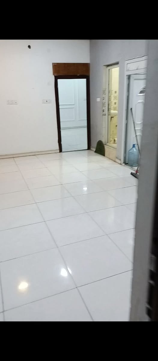 شقه للايجار المساحه150متر تحتوي غرفتين وصاله واستقبال ومطبخ صحيات وطرمه بناء حديث.
العنوان البصره/الطويسه شارع اللجنه الاولمبيه للاستفسار الاتصال على الرقم***********
