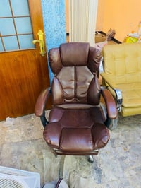 غراض مستعمله شي قليل البيع كرسي وميز ومقعد جلد يرهم مكتب ومحل وصيدليه ...