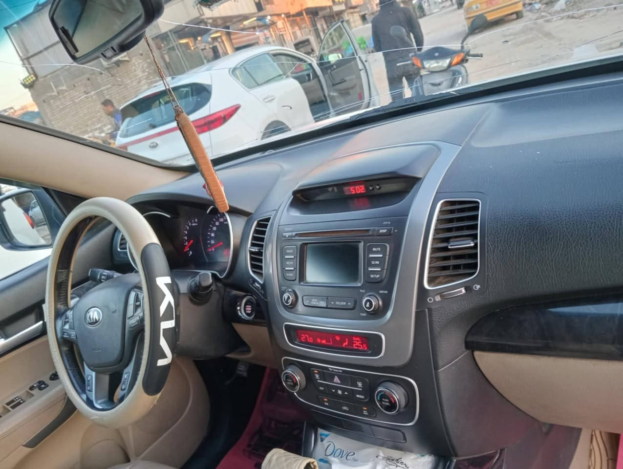 السلام عليكم كيا سورنتو 2015 خليجي محرك6  3.5بدون صبغ فول مواصفات من عده بانوراما. مبدله كازكيت فقط وبيه أثر حالوب قليل جدا وما مبين رقم التواصل ***********
