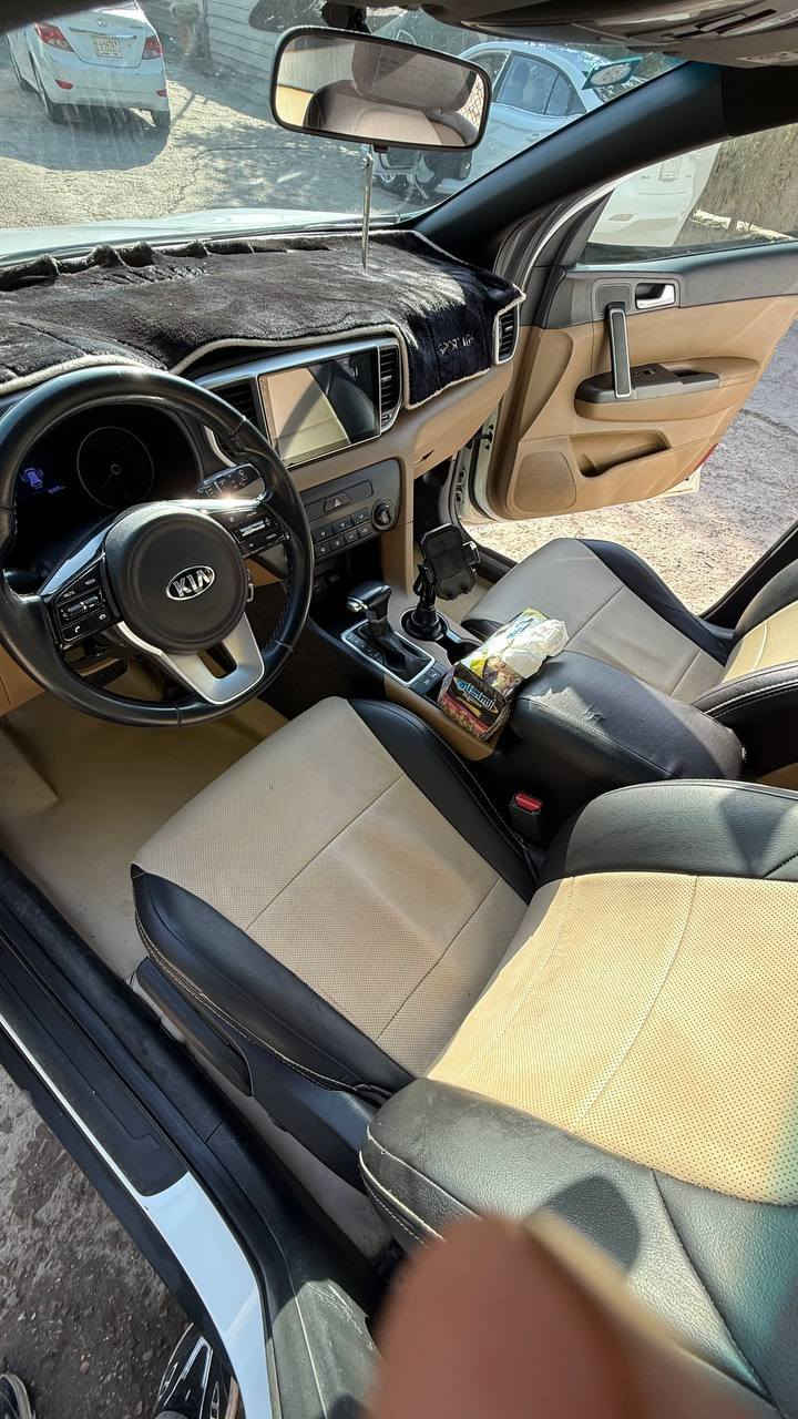 سلام عليكم سبورتج موديل 2020 ماشيه 93 الف مكفوله كفاله عامه فقط ضربه خفيفه موضحه بصوره محرك 2000 دوش 
210 وبيها مجال شي بسيط 
***********
