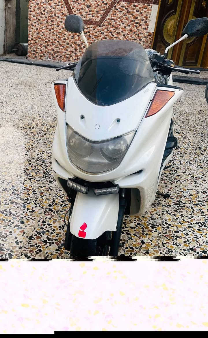 ما شاء الله، الدراجه ماجسته (Majesty) من الدراجات اللي لها هيبة وراحة معروفة، خصوصاً في المشاوير الطويلة.،
🏍️ للبيع: ياماها ماجسته (Majesty) - بحالة ممتازة،وجيده..،
الوصف العامة:
دراجة نظيفة جداً، مظهر أنيق وأداء قوي. تم الاعتناء بها بشكل دوري وهي جاهزة للاستخدام مباشرة ولا تحتاج لأي مصاريف.،،
✅ المميزات والمواصفات:
• الحالة الفنية: محرك (ماكينة) (مفتوحه)ناعم جداً وعلى الشرط.،
• المظهر الخارجي: (كفرات جديده) نظيف واللون مميز.الابيض،
• الإضافات: (زنون  LED، ).
• تايرات :  بحالة جيدة جداً.
💰 السعر المطلوب:
(700) الف/دينار (قابل للتفاوض ).
📞 للتواصل والمعاينة:
• رقم الهاتف: [***********][***********]
• الموقع: [ميسان /الميمونه]
