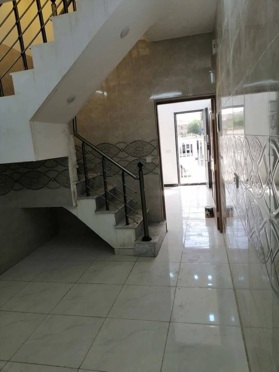 سلام عليكم مشتمل للبيع مساحة 50 متر  بناء حديث درجه أولى طابو صرف يحتوي طرمه وصاله ومطبخ وغرفة نوم جوه ومنور وخدمات والطابق الثاني يحتوي عل غرفتين نوم وخدمات وبيتونه وسطحين شارع عريض ١٥ متر شبابيك الألمنيوم الدار  خلف الشارع العام العنوان بغداد منطقة القاهرة خلف تانكي الماء  السعر ٢٣٥ مليون 
للاستفسار( حسين محمد للعقار)  رقم ***********
