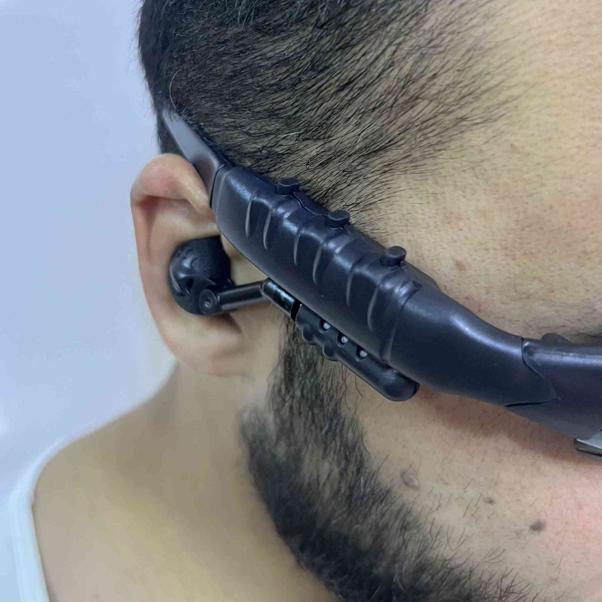 🕶️📞 **چاویلکەی زیرەکی Smart Wear بۆ مۆسیقا و تەلەفۆن**

ئەمجارە بە شێوازێکی زۆر جیاواز و مۆدێرن گوێ لە مۆسیقا بگرە و وەڵامی تەلەفۆنەکانت بدەرەوە!

 چاویلکەی زیرەکی Smart Wear بە بلوتووس پەیوەست دەبێت و هەموو شتێک ڕاستەوخۆ لە ڕێگەی چاویلکەکەوە کۆنترۆڵ دەکرێت.

### تایبەتمەندییە سەرەکییەکان:
 * 🎵 **مۆسیقا و تەلەفۆن:** هەم بۆ گوێگرتن لە گۆرانی و هەم بۆ وەڵامدانەوەی پێوەندییەکانت بەکاردێت.
 * ⚡ **پەیوەستبوونی خێرا:** بە بلوتووس بەستراوە، هەر کە پێی دەکەیت بە شێوەیەکی ئۆتۆماتیکی پەیوەست دەبێتەوە بە مۆبایلەکەتەوە
.
 * 🕹️ **کۆنترۆڵکردنی ئاسان:** دوگمەی تایبەتی پێوەیە بۆ گۆڕینی گۆرانی و پێش و پاشکردنی دەنگەکان.
 * 🔊 **ڕێکخستنی دەنگ:** لە ڕێگەی دوگمە لایەییەکانی سەر چاویلکەکەوە دەتوانیت دەنگەکە بەرز و نزم بکەیت.
 * 🌐 **سیستەمی دوو زمانە:** پشتگیری لە هەردوو زمانی ئینگلیزی و چینی دەکات بۆ ڕێپیشاندانی دەنگی.
 * 🔋 **شەحنکردنەوەی ئاسان:** بە کێبڵی USB ی ئاسایی (5V) شەحن دەبێتەوە.
### زانیارییە تەکنیکییەکان:
 * **جۆری بەرهەم:** چاویلکەی زیرەکی بلوتووس
 * **سیستەمی پەیوەندی:** Bluetooth
 * **جۆری وایەری شەحن:** USB
 * **ڤۆڵتیەی شەحن:** 5V (تەزووی پێشنیارکراو: 500mA)
 * **ماوەی شەحن بوونەوە:** نزیکەی ٢ کاتژمێر و نیو
 * **کارکردن:** لێدانی مۆسیقا، وەڵامدانەوەی تەلەفۆن، بەرز و نزمکردنی دەنگ، پەیوەستبوونی ئۆتۆماتیکی.
### ناو کارتۆنەکە چی تێدایە؟
 * چاویلکە زیرەکەکە
 * کێبڵی شەحنکردنەوەی USB
 * دەفتەرچەی ڕێنمایی بەکارهێنان الرمادي, الأنبار


**إذا كنت صاحب هذا الإعلان وتريد حذفه لأي سبب، رجاءا أرسل رسالة إلى الدعم الفني**