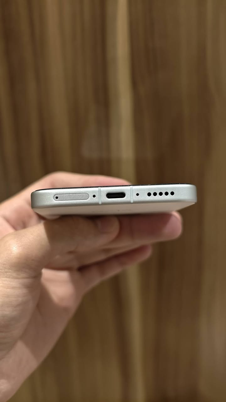 السلام عليكم
للبيع او المراوس 
فيفو 300 برو ذاكرة تيرا نسخة صين
كامل ملحقات نظافه 100 بطارية 100 
السعر 1450 
العنوان بغداد الدورة ابو طيارة 
يوجد توصيل لجميع المحافظات 
***********
