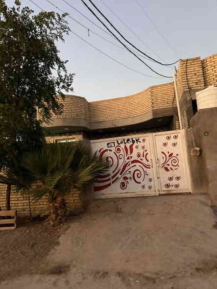 السلام عليكم 
يتوفر دار سكني طابو زراعي سند 25 للبيع مساحته 260م يحتوي على غرفتين نوم وصالة واستقبال ومطبخ ومجموعه صحيه داخليه وخارجيه وحديقه وطارمه موقعه في المسيب / قطع حسنين خلف حي المصطفى متوفره كافة الخدمات السعر المطلوب للبيع 100مليون للاستفسار الاتصال بالرقم *********** او مراسلة الصفحة
