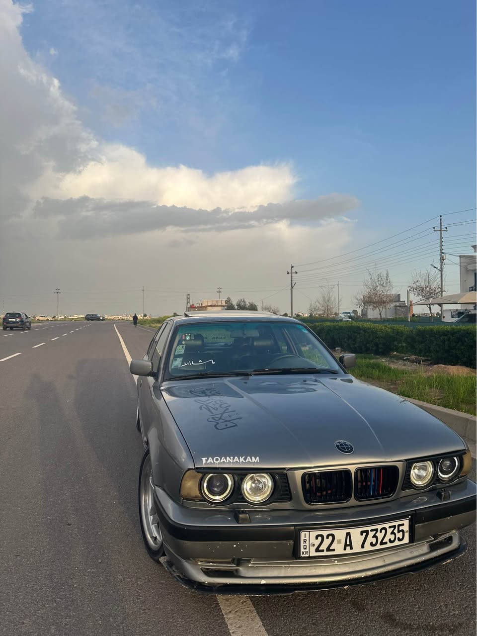 سەرەتا بەناوی خودای گەورەو میهرەبان
Bmw 1990
فولمواسەفاتی گێر حادی 
سلایت و لایت ئەڵقەو تەبریت و دووجام کارەبای کوشن جلد سەیارەکە هی مەحرەزنیە هیژیرخۆمە سەنەوی و شینگەو رەقەم گشتی نویە تا ٢٠٣٠ بەناوی خۆمەوەیە وەکالە و پەنجە مۆر بەشەر  بەنزبەت لیدانیشی ئەوشوینانەی بە سور ئاماژەم پیکردووە لیدانی قورسی نیە وە لە ڕوبەڕوشا زۆر لەرەسمەکان جوانترە سیتەمی خازیشی لەسەرە هیچ کیشەی نیە بۆتەفاسیل نامەبنیرە یان تەلەفۆن بکە لە وەتس ئاپ

تێ بینی    تەبریتەکەی کۆمپلیسەری جامی کردووە لەلای خۆم چاکم نەکردۆتەوە بەس کۆمپلیسەریکی دەوێو تەواو 
گێر مەکینە بەشەرت  نرخەکەشی ٥٣$مەحمەلەیەکی برایانەشی تێدایە ژ.م. *********** أربيل, العراق
