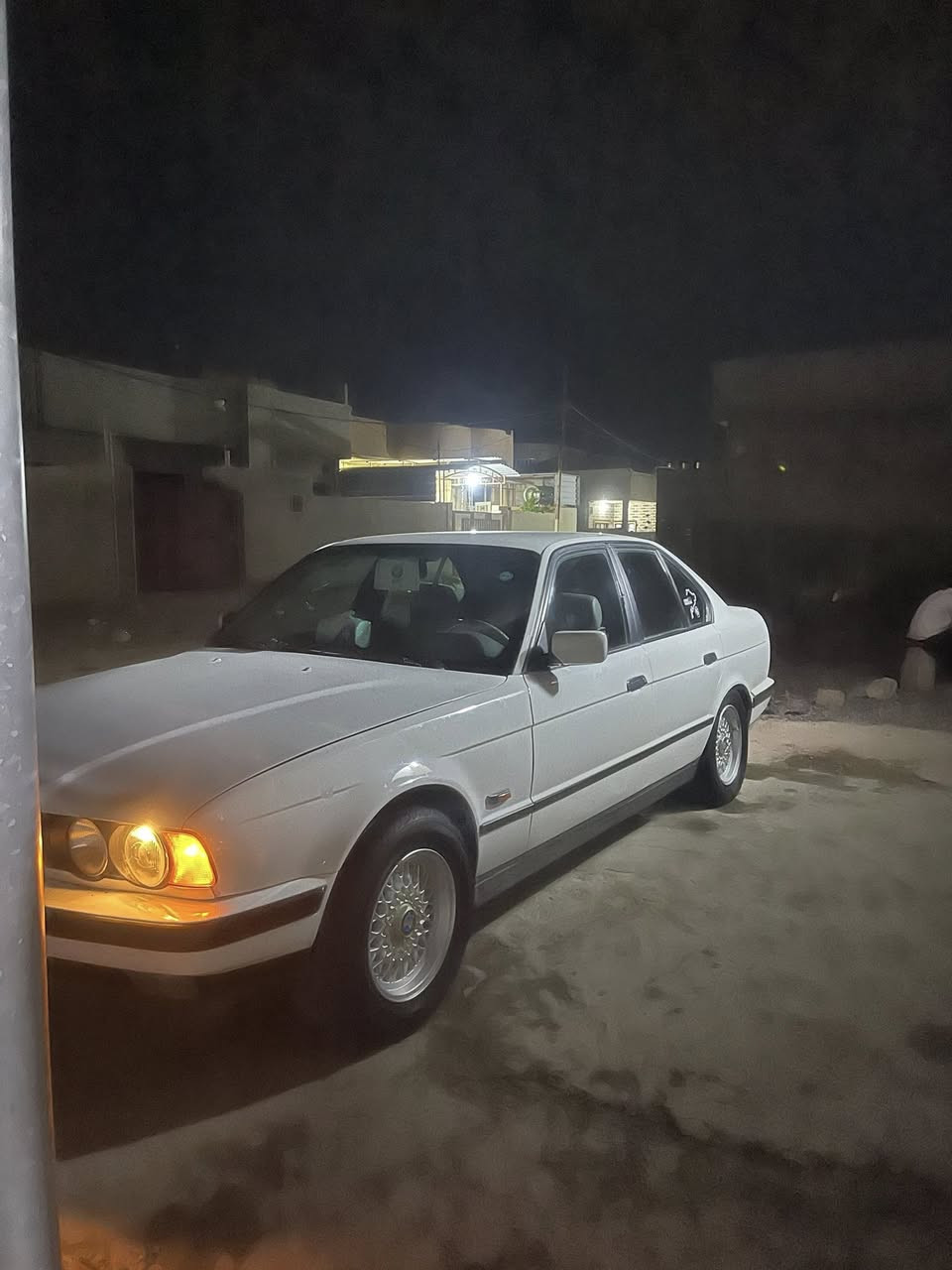 BMW موديل ١٩٩١ حجم ٥٢٥ فول بدون فتحت سقف تخم تاير داخل صاج رصاصي ***********
