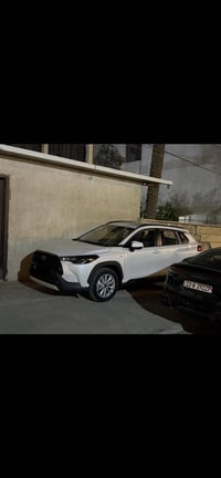 كورلا كروس 2025  ماشية 1990 كيلو فقط يعني زيرو بعدها بريحة الشركة  كفا...