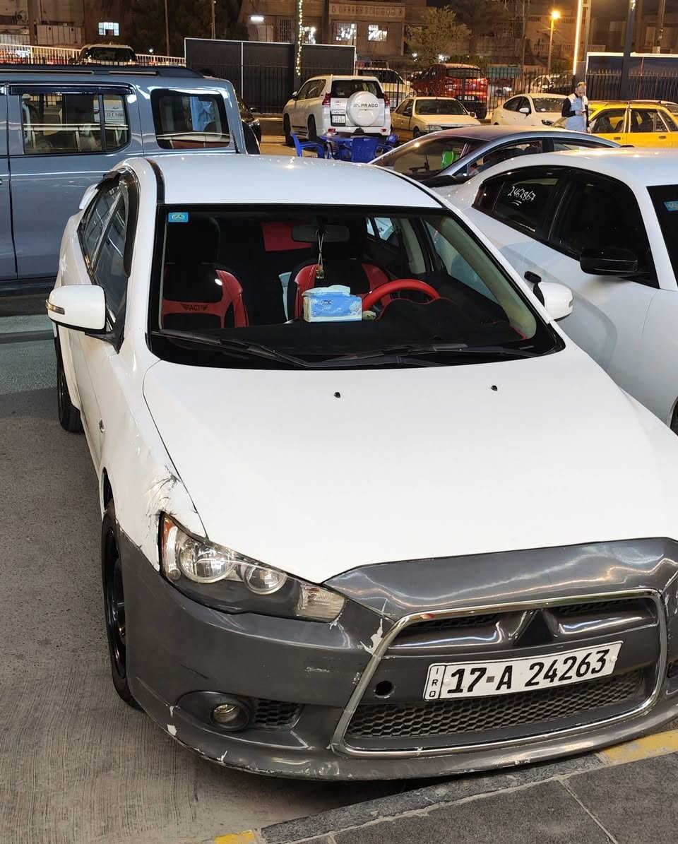 لانسر قرش للبيع موديل 16 مكينة 1600 خليجي 
السيارة بيها حادث سابقاً ورافق صورة بالمنشور 
تقريباً الحادث واصل للقمارة وبيها تعديل بسيط 
وعادي تكدر تاخذها سونار 
وكذلك بيها واشر قبر ولفات يعبر دهن فا ابيع مكينة كايمة للاحتياط 
السيارة شوفت عينكم نظيفة والنقوصات ذكرتهم 
 عارضها ب 75  ورقة 
مكان السيارة الشعلة 
***********
