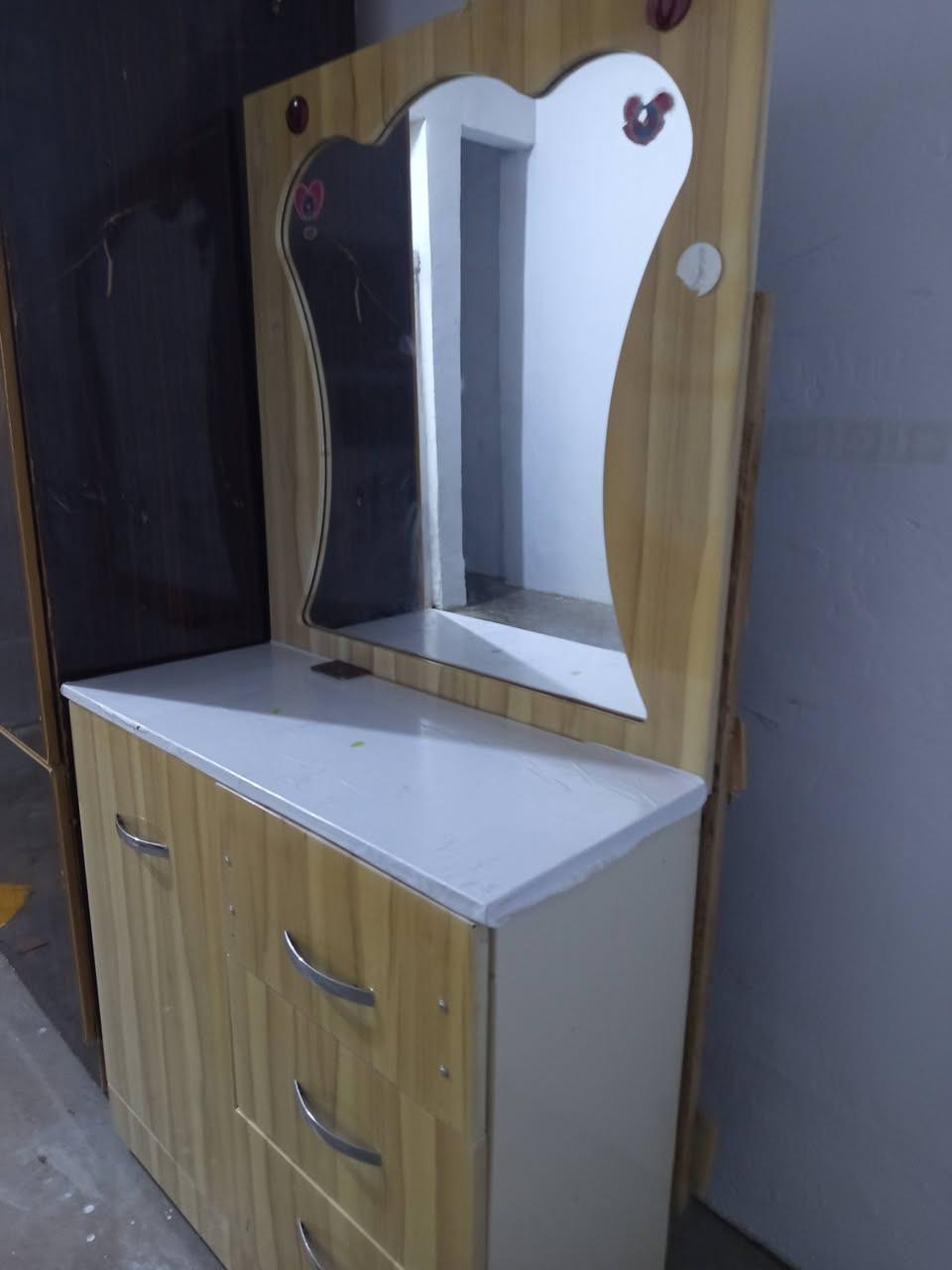 مەعرەزەکە 140قفلی. 
میز تەوالیتەکە 50قفلی 
مال بارەکەین هەراج فرۆشی دەکەین
***********
