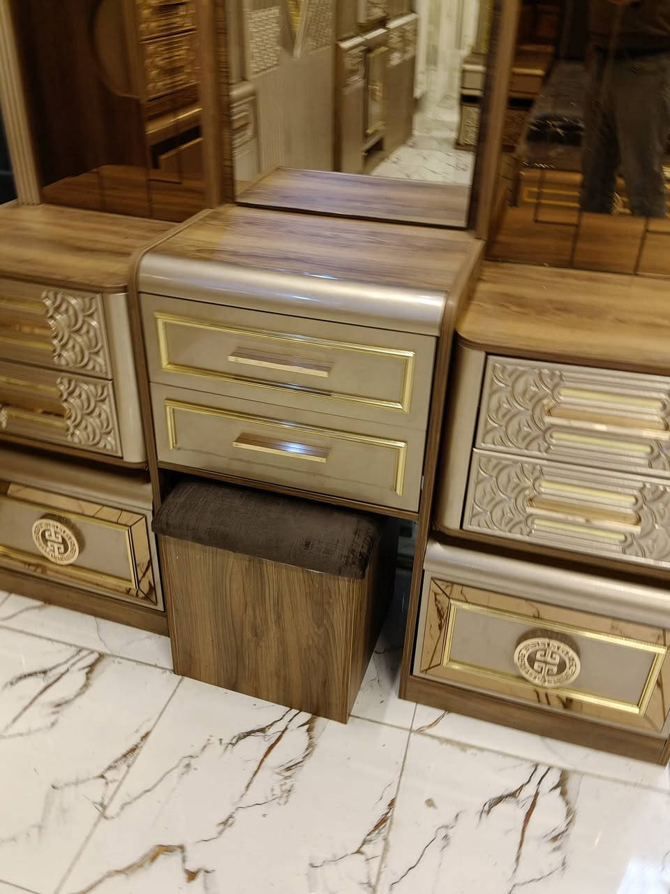 ملكي 11 قطعه خشب hdf 18 ملم مجرات شفط اناره فول جميع اجزاء الغرفه سرير مخزن شازلون مجرات دوشمه فاخره بلون مميز متوفره الان في معرض الشركه الكائن طريق رفاعي نصر مجاور جامعة اوما الاهليه للاستفسار اكثر يرجى الاتصال على الارقام التاليه 
***********
*********** واتس فايبر تلگرام 
الشد والنقل داخل محافظة ذي قار مجانا
