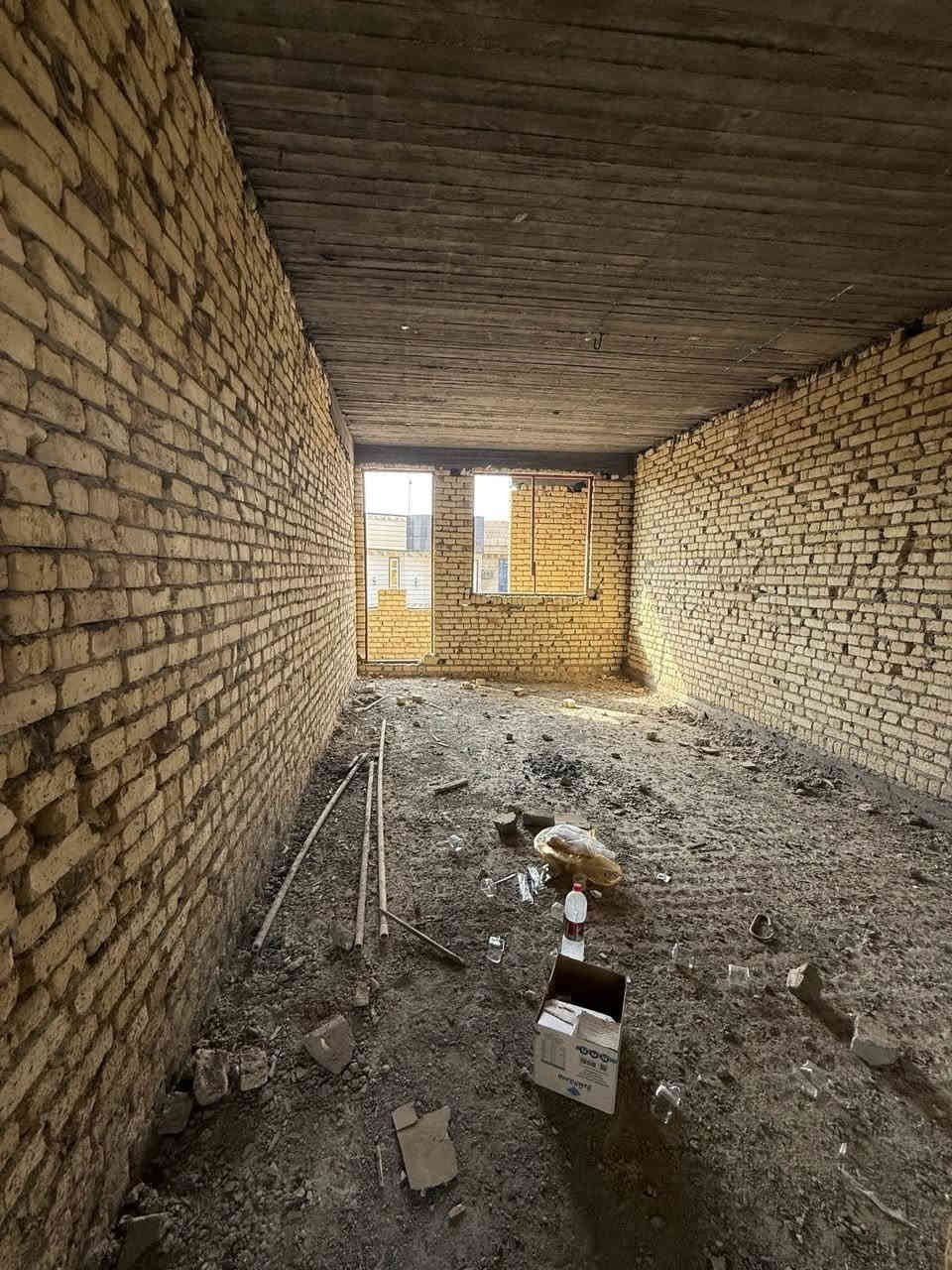 السلام عليكم. بيت حي الجامعة مقابيل جامعة المثنى و كليه الهندسة بالضبط كماا موضح في الصور.
البيت مساحة ٢٥٠م. يتكون من ٤ غرف نوم واحده منهم سويت و المطبخ حار وبارد و مكشوفات عدد ٢ و حمامات داخلية وخارجية و كراج للسيارة وحديقة.
الطابق الأول. كامل من ناحية اللبخ،كهرباء ،مجاري و صبة نظافة.
الطابق الثاني غرفتين و صالة و حمامات و سطح خارجي في الطابق الثاني بالاظافه للسطح  الكبير. الطابق الثاني ع وضع الطابوق. 
البيت مطلوب للإسكان.

للاستفسار الاتصال على الرقم ***********
