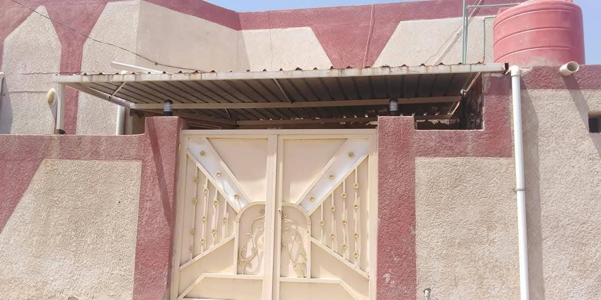البيت زراعي للبيع خلف الأسناد 
وخلف اسواق ومجمع بركات المهدي عج 
محل ابو علي  مهدي الركابي 
……… 
مساحة 180
بناء طابوق وبلوك مخلوط سكف اعكاده 7 طبقات 
يحتوي على غرف نوم 2
صاله + استقبال + مطبخ 
او مجموعه من الثاث كاونتر تفصال سبلت طنين ماطور تانكي كيزر 
البيت جاهز ونضيف 
تريد اسعر اتصل وانه ابخدمتك 
………… 
*********** 
‏‪***********‬‏
