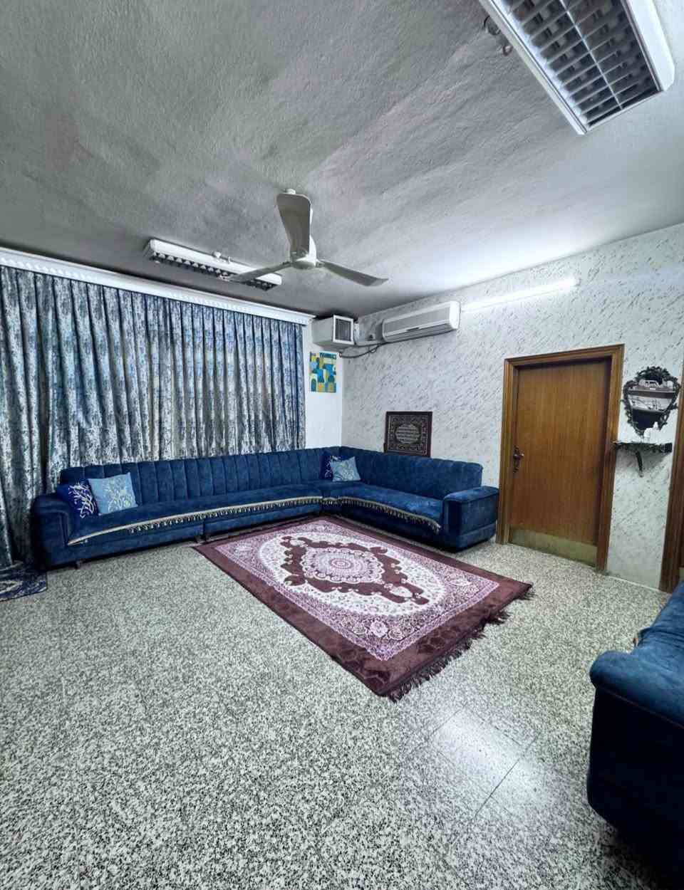 سعر الدار 220 مليون
دار للبيع ( حساب ارض )
الموقع : حي البلديات ( قرب مسجد الايمان )
المساحة : 220 متر 
الواجهة : 11 متر
الاتجاه : شروق تام
فرع صبة
الطابق الاول : غرفة نوم هول واستقبال ومطبخ وصحيات
الطابق الثاني : 3 غرف نوم وهول وصحيات 
سعر المتر مليون دينار قفل 
نستقبل عروضاتكم في اغلب مناطق الجانب الايسر
موقع المكتب :  سايدين الصديق قرب مرطبات البحرين 
*********** 
***********
