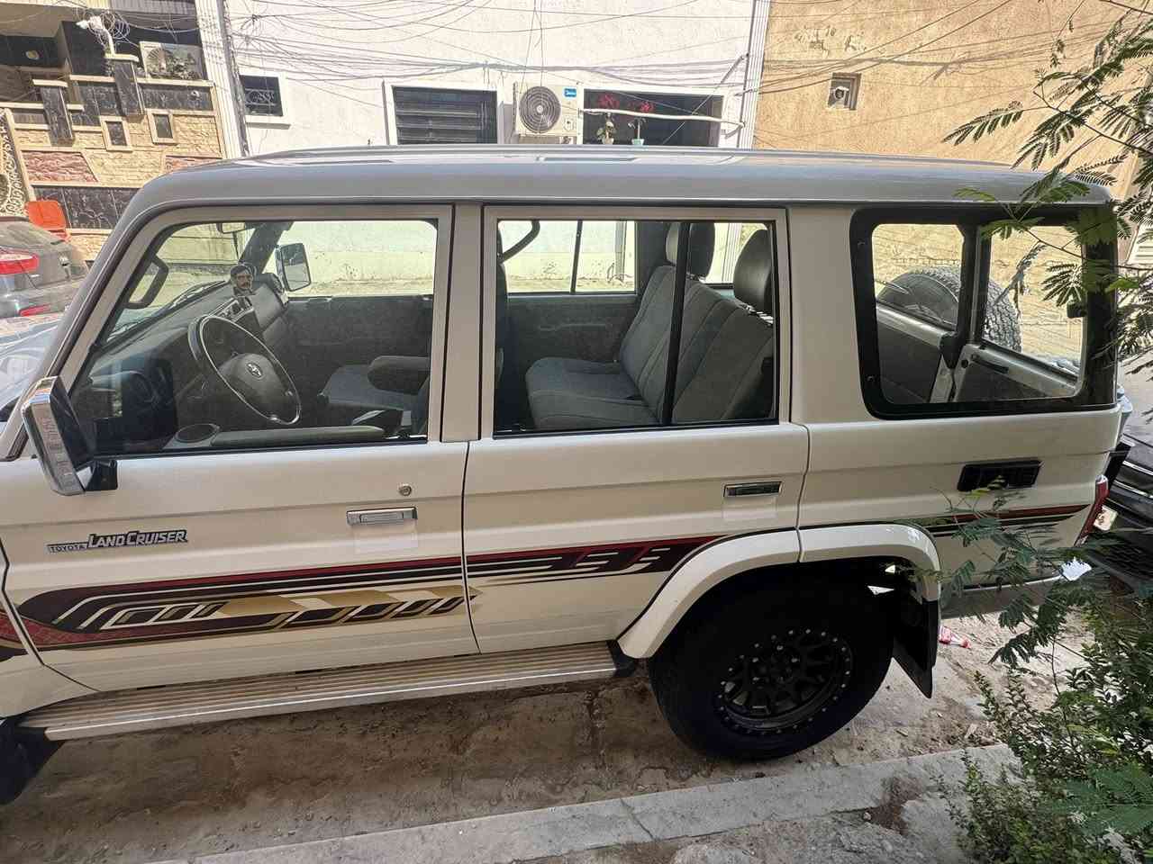 للبيع لاند كروز شاص كفالة عامة رقم سليمانية باسمي ماشية ١٥٠ الف تخم ويل كب شاشة وكامرة خلفية السعر ٣٢٠$ وبيهة مجال  ***********
