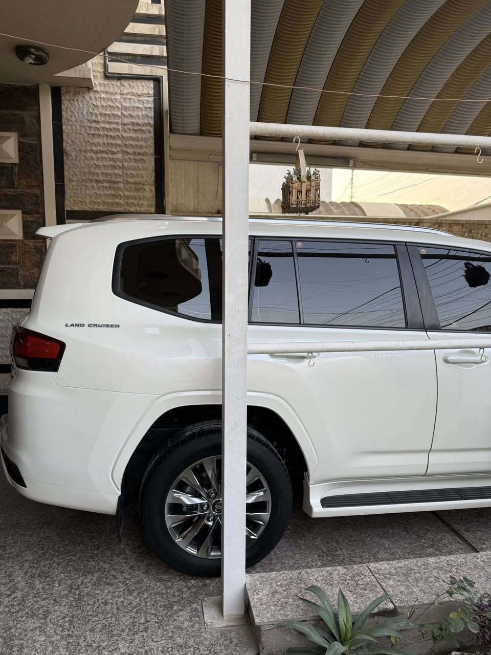 السلام عليكم للبيع لاندكروزر 2023 ساز اصلي رقم سليمانية ماشي 42 الف حقيقي مكينة 4000 تنفس طبيعي 

سيارة ساز اصلي تطبيق 3 شاشات حتى الإدامة مالتها كلها بالشركة سيارة كل عدتها موجودة السماعات وبصمات عدد اثنين  

سيارة بيها باج تضليل من المرور قبل أسبوع مسوينا وكذالك هزة جديدة 

سيارة مكفولة كفالة عامة من الصبغ الفتح البارد التبديل الخدوش حتى الدعاميات مكفولة من الفتح و الصبغ 

مواصفات السيارة 5 بصمات فتحة  صندوق خلفي كهرباء كشنات الامامية كهرباء كشنات جلد 7 راكب 3 قطع تبريد كشنات الامامية تدفئة كامرة خلفية مري قلاب حساسات امامية خلفية جانبية تشغيل عن بعد فوريل 3 شاشات اصل وباقي المواصفات المعروفة 

مكان السيارة بغداد 

رقم الهاتف ***********
