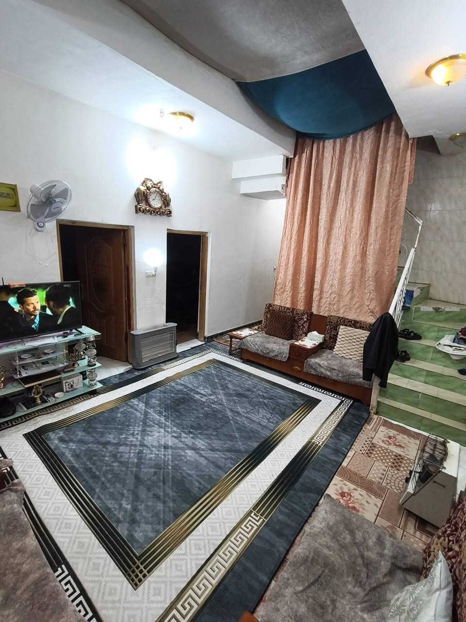 بيت للبيع 
مساحة 200م بناء 2011
 الخاجيه شارع40 
يحتوي على 
5 غرف نوم
مطبخ 
صالة 
هول داخلي 
3صحيات 2داخليات 1 خارجي
البيت وجهة على مربع (ساحه مفتوحه)
للاستفسار الاتصال على الارقام 
***********
***********
