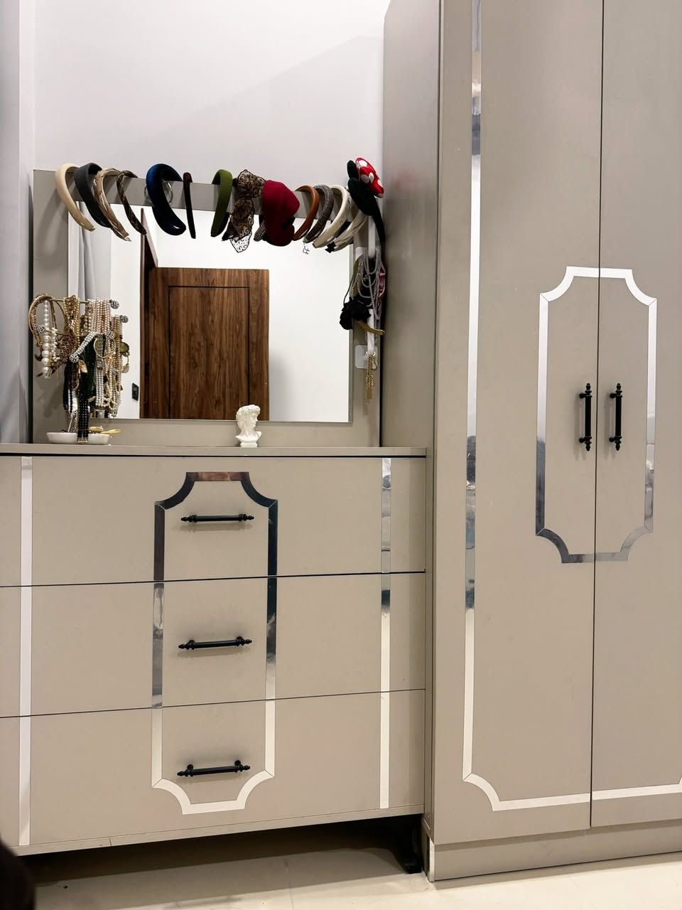 للبيع في بغداد
تخم كورنر تنفيذ عراقي خشب ثقيل ونظيف جدا 
قياس 
230x300
مع 6 كوشات من نفس القماش 
بسعر 700 الف 

كنتور 6 باب + ميز تواليت 
250 الف فقط
 
دوشك نفر قياس 200x100 ارتفاع 20

عدد 2  سعرهم 100 الف


**إذا كنت صاحب هذا الإعلان وتريد حذفه لأي سبب، رجاءا أرسل رسالة إلى الدعم الفني**