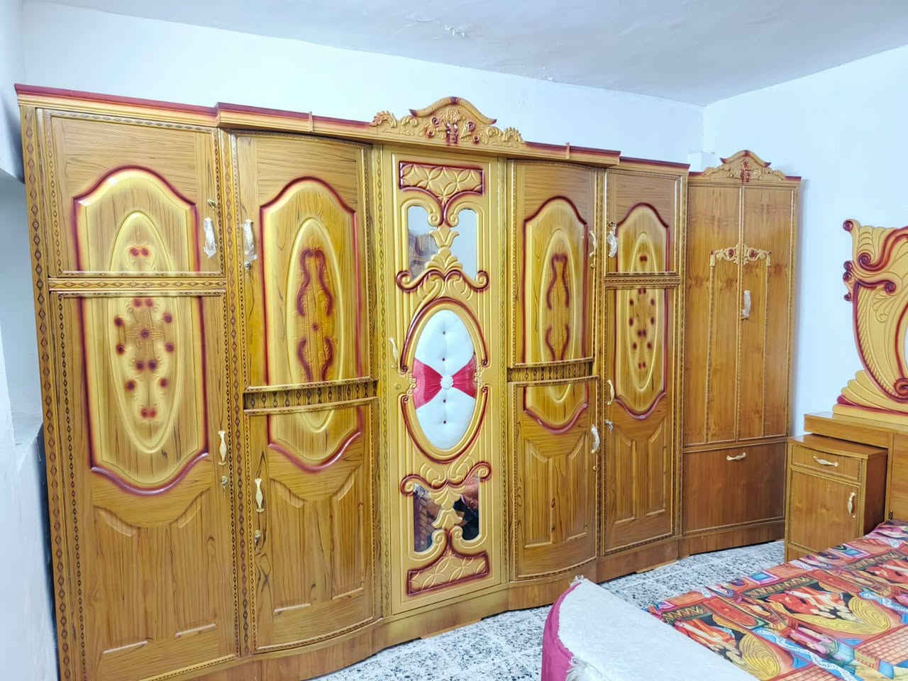 غرفة اخشاب صاج خمسة ملحق الزاوية كنتورية الضهر جرجوبة نضيفة اي ضرر ما بيهة اخت الجديدة السعر ٦٥٠ الرقم *********** متواجد واتساب وعندي توصيل
