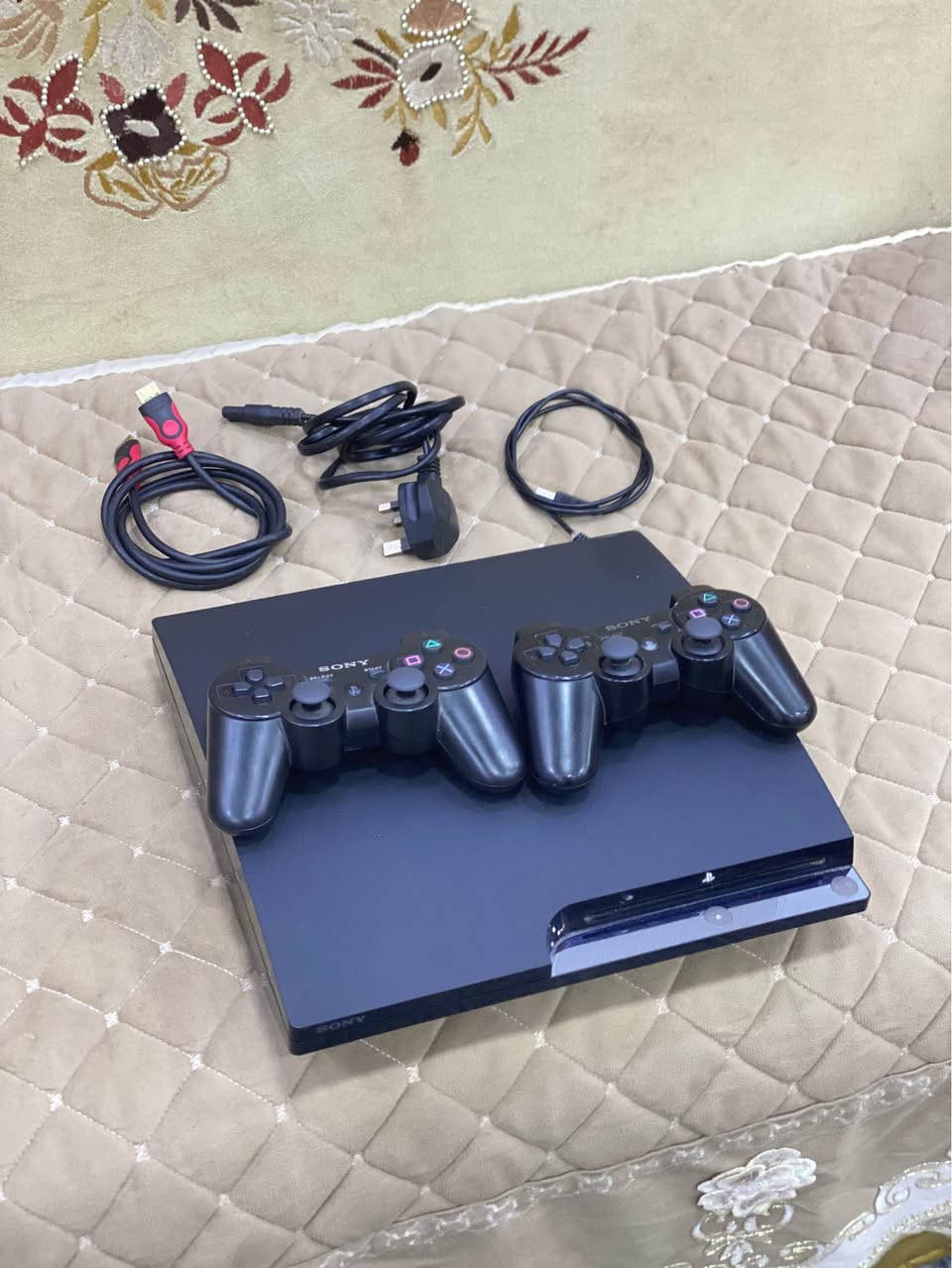 السلام عليكم 
متوفر بلي ثري سلم  

مابي اي خلل او مشكله
كامل ملحقاته مع كيبل تشغيل وكيبل شحن وجوستكين
وياه لعبات هديه
ميدل اوف هونر
بيس13
رزدنت ايفل 4
تومب رايدر 
انشارتد
بلور سيارات
فيفا18
جي تي اي فايف

الجهاز شرط لك ستيكر لا مفتوح ولا مصلح كامل ملحقاته 
.
سعر الجهاز 125 قفل
.
بصره معقل الابله بضهر جامع سيد علي *********** 
متوفر توصيل5 البصرة, العراق
