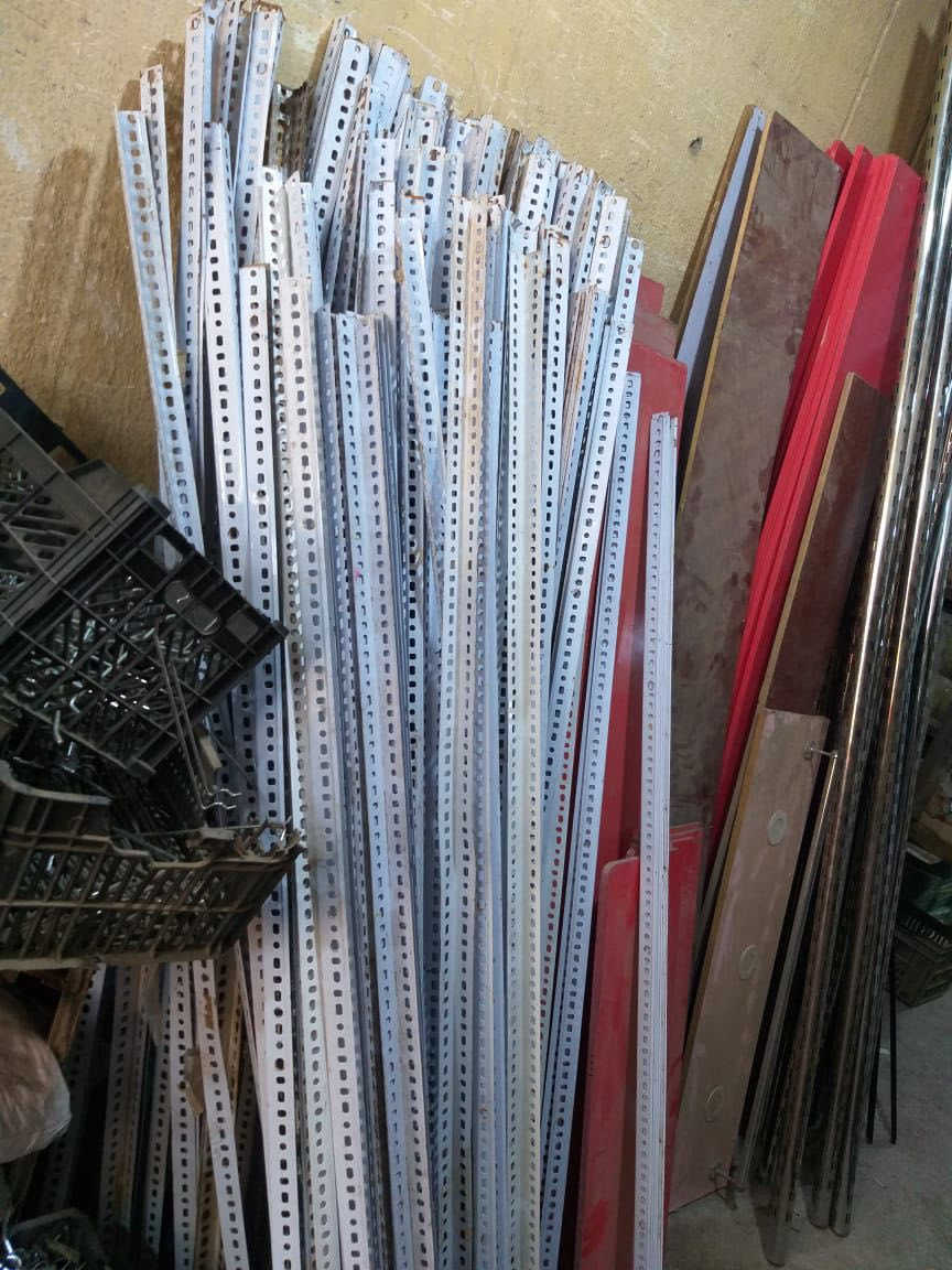 سلاام عليكم متوفر رفوف دكسن جديد ومستخدم أسعار مناسبة عنوان بغداد سوق مريدي انتصل تدلل***********
