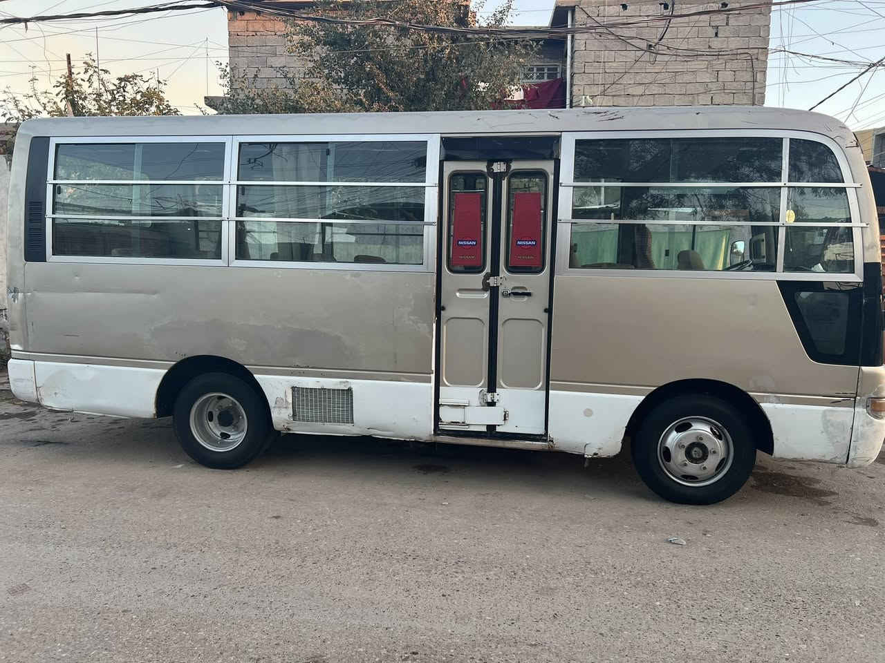 السلام عليكم اعادة النشر بسبب الوعود الكاذبه كوستر نيسان 2002 رقم جديد سنويه لل30 مصفره هيه وغرمات كامله كير ومكينه بلادي كابريتر بانزين تخم تاير امامي جوبلس 17 ونص رقم بصره سياره بسمي تحويل مباشر وصل خط وبحث جدد سعر 100 وبيها مجال مكان بغداد الشعب   هـ ***********
هـ***********
