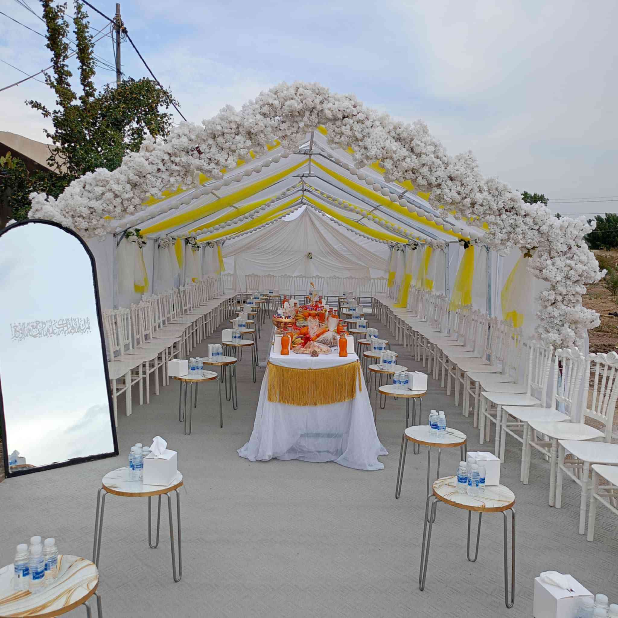 مجمع الحسنين لتاجير كوشات الأعراس تزين سيارات الأعراس باجمل الموديلات كافه اللوان حسب الطلب والديجي والات الطبل  والجوادر الخطوبه بلون الاحمر والابيض ومختلف الارضيه حسب الطلب المسيب حي العسكري للاستفسار *********** مع خدمه  توصيل وتدللون الف الف مبروك انشا الله حيات سعيده
