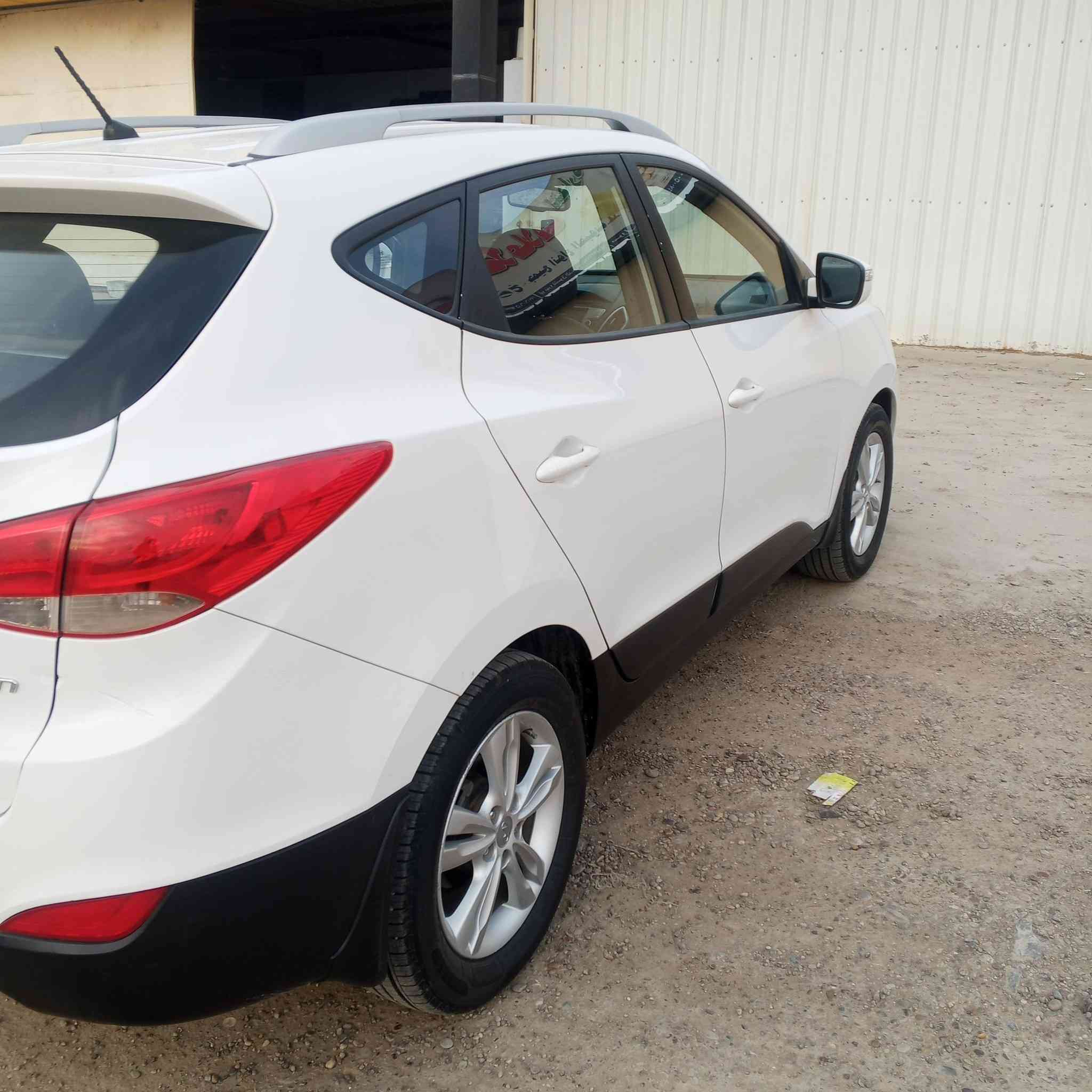 توسان موديل2013 مواصفات عاديه ماشيه 94الف مكفوله من الصبغ بيها رصعه ب باب السايق وباب الصندوق  سعرها152 وبيها مجال ***********
