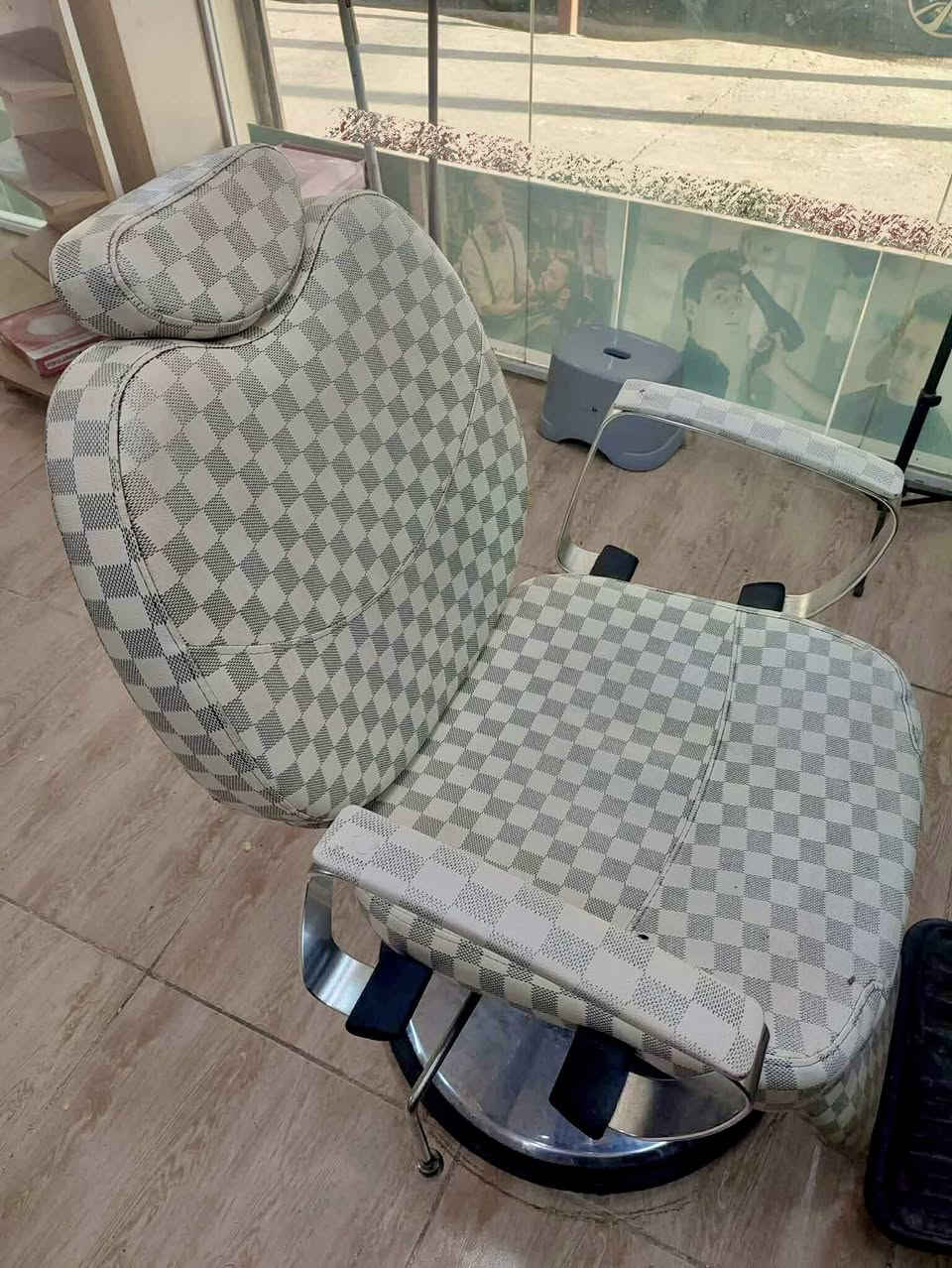 ئەشیای سەرتاشخانە بۆ فرۆشتن 
لەكامل پێداویستییەكانی سەرتاشی پێكهاتووە 

ناونیشان/ ڕانیــــــــــــە 
بۆ نرخ و مامەڵە مسج بكەن 
ـــــــــــــــــــــــــــــــــ
فۆڵۆی پەیج بكەن بۆ بینی پۆستەكانمان


**إذا كنت صاحب هذا الإعلان وتريد حذفه لأي سبب، رجاءا أرسل رسالة إلى الدعم الفني**